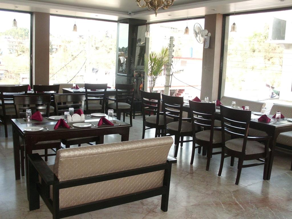Kamal Residency Hotel Mcleodganj Restaurant